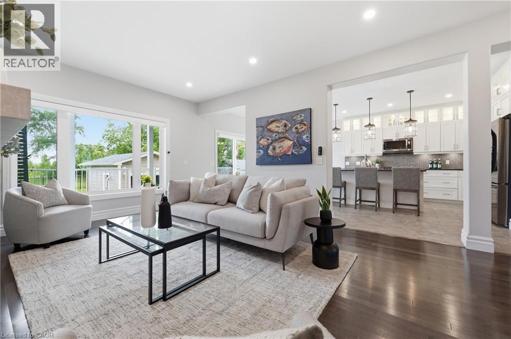 793 Beach Boulevard, Hamilton, ON - Indoor Photo Showing Living Room