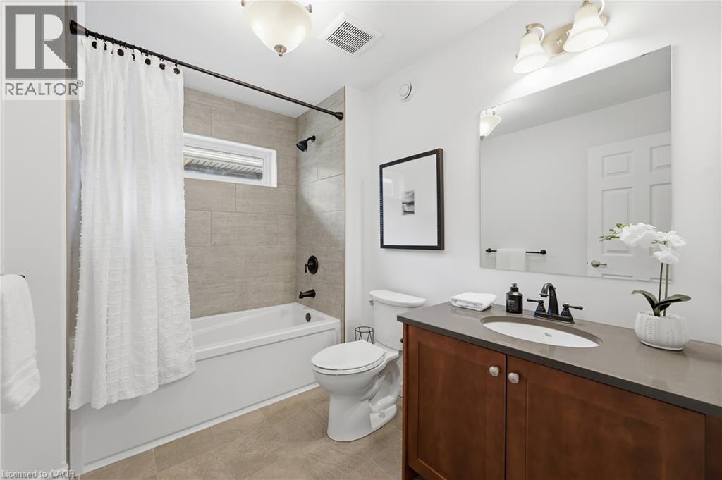 793 Beach Boulevard, Hamilton, ON - Indoor Photo Showing Bathroom