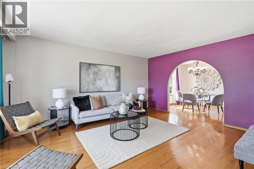 948 Stone Church Road E, Hamilton, ON - Indoor Photo Showing Living Room