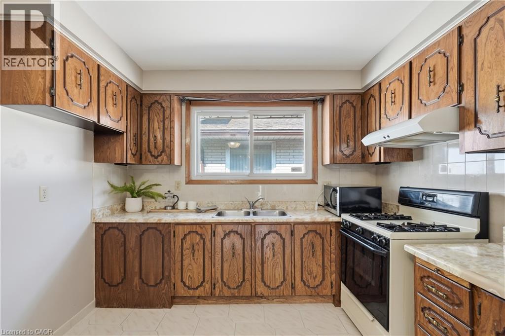 948 Stone Church Road E, Hamilton, ON - Indoor Photo Showing Kitchen With Double Sink