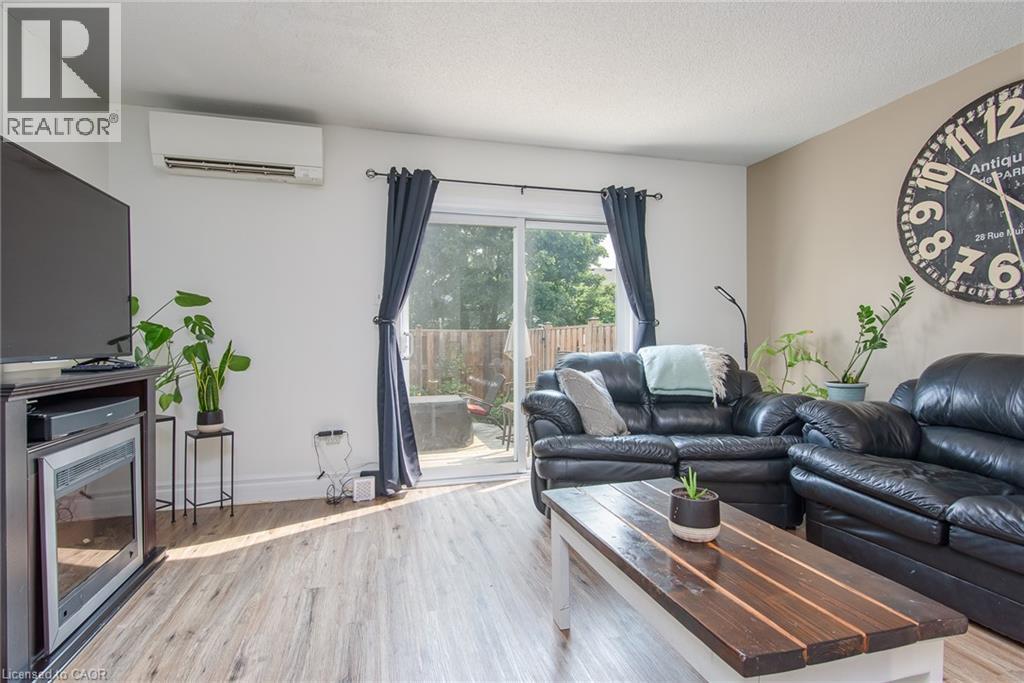 90 Ferman Drive Unit# 5, Guelph, ON - Indoor Photo Showing Living Room