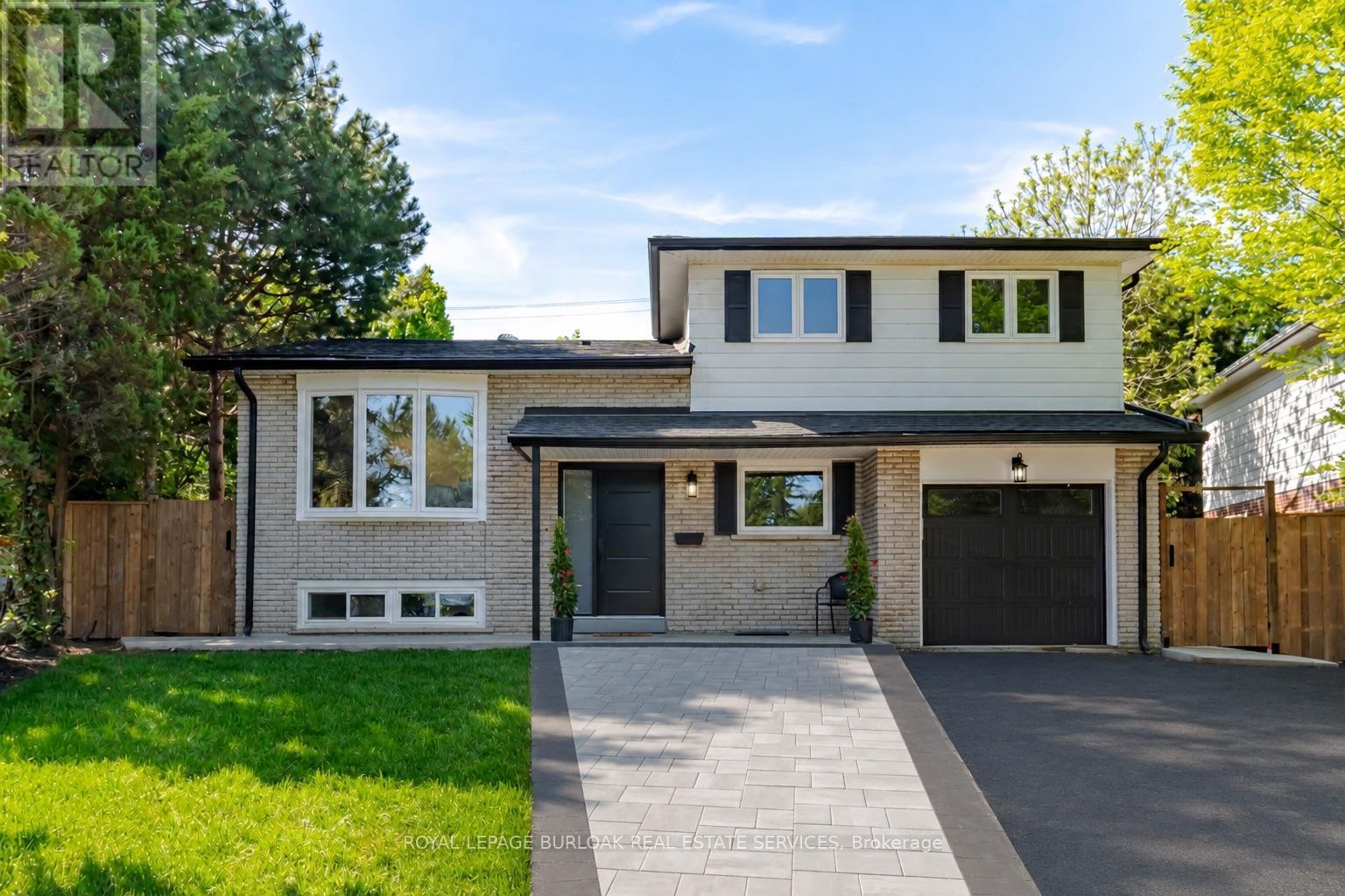 1379 Christina Court, Burlington, ON - Outdoor With Facade
