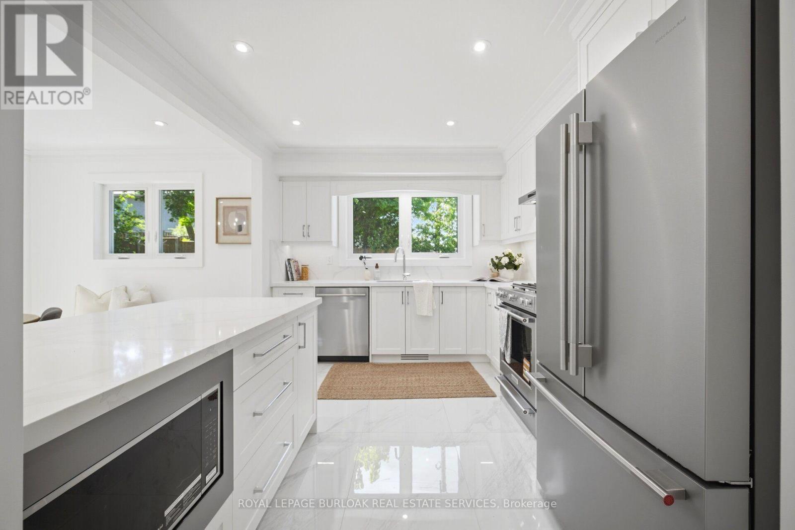 1379 Christina Court, Burlington, ON - Indoor Photo Showing Kitchen With Upgraded Kitchen