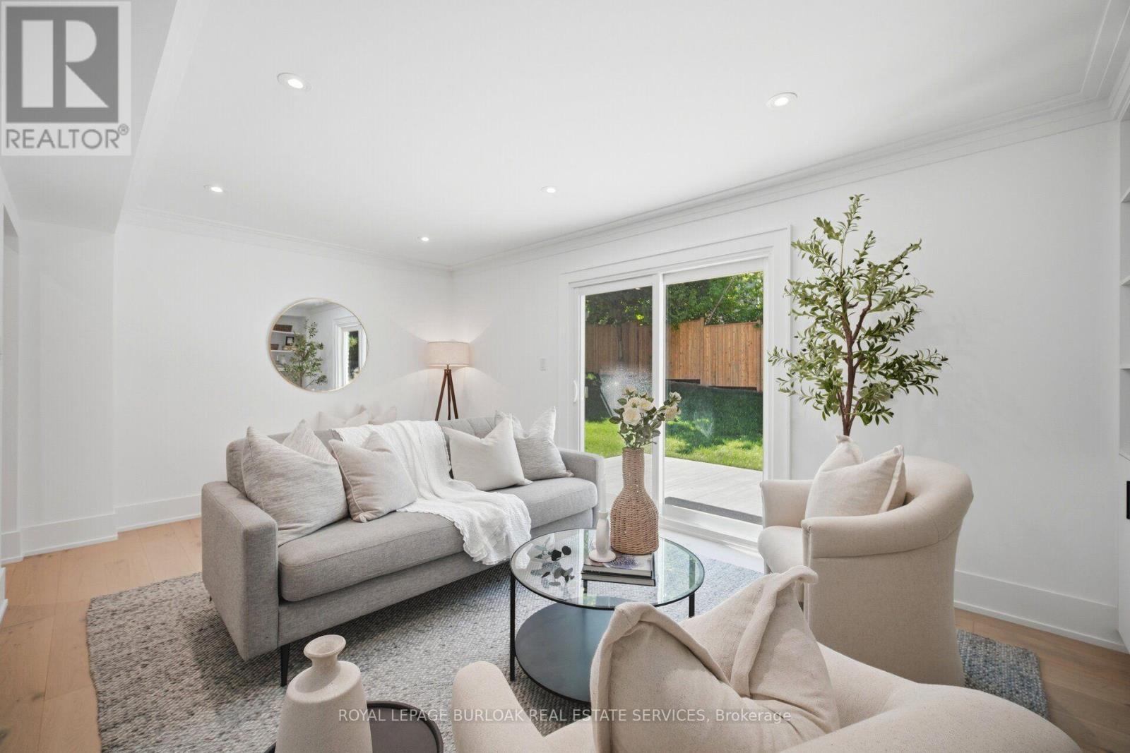 1379 Christina Court, Burlington, ON - Indoor Photo Showing Living Room