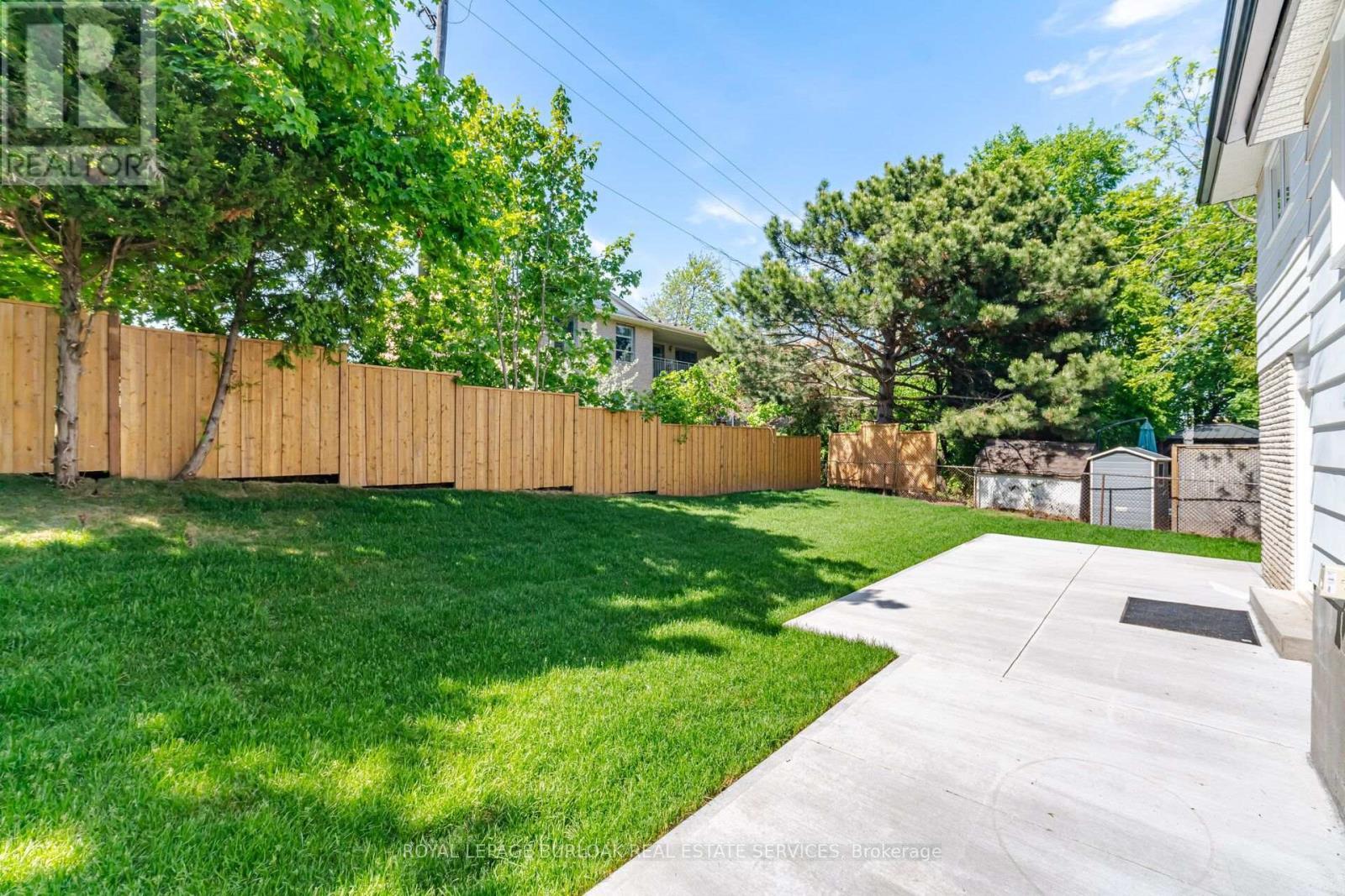 1379 Christina Court, Burlington, ON - Outdoor