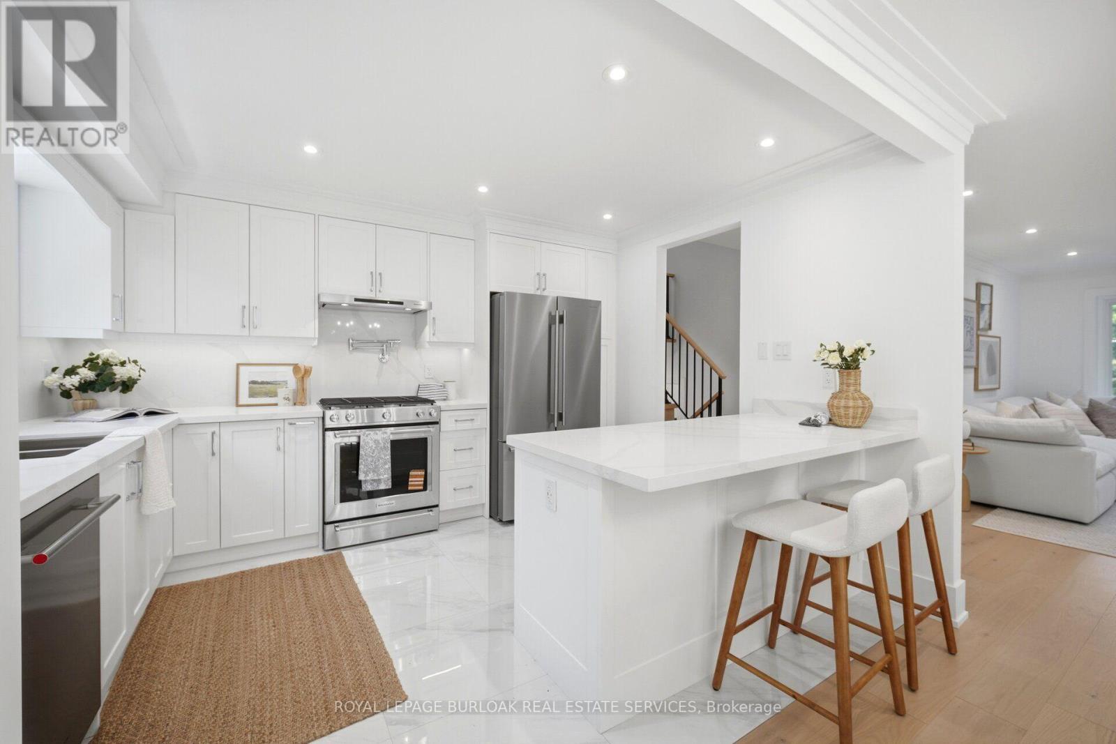 1379 Christina Court, Burlington, ON - Indoor Photo Showing Kitchen With Upgraded Kitchen