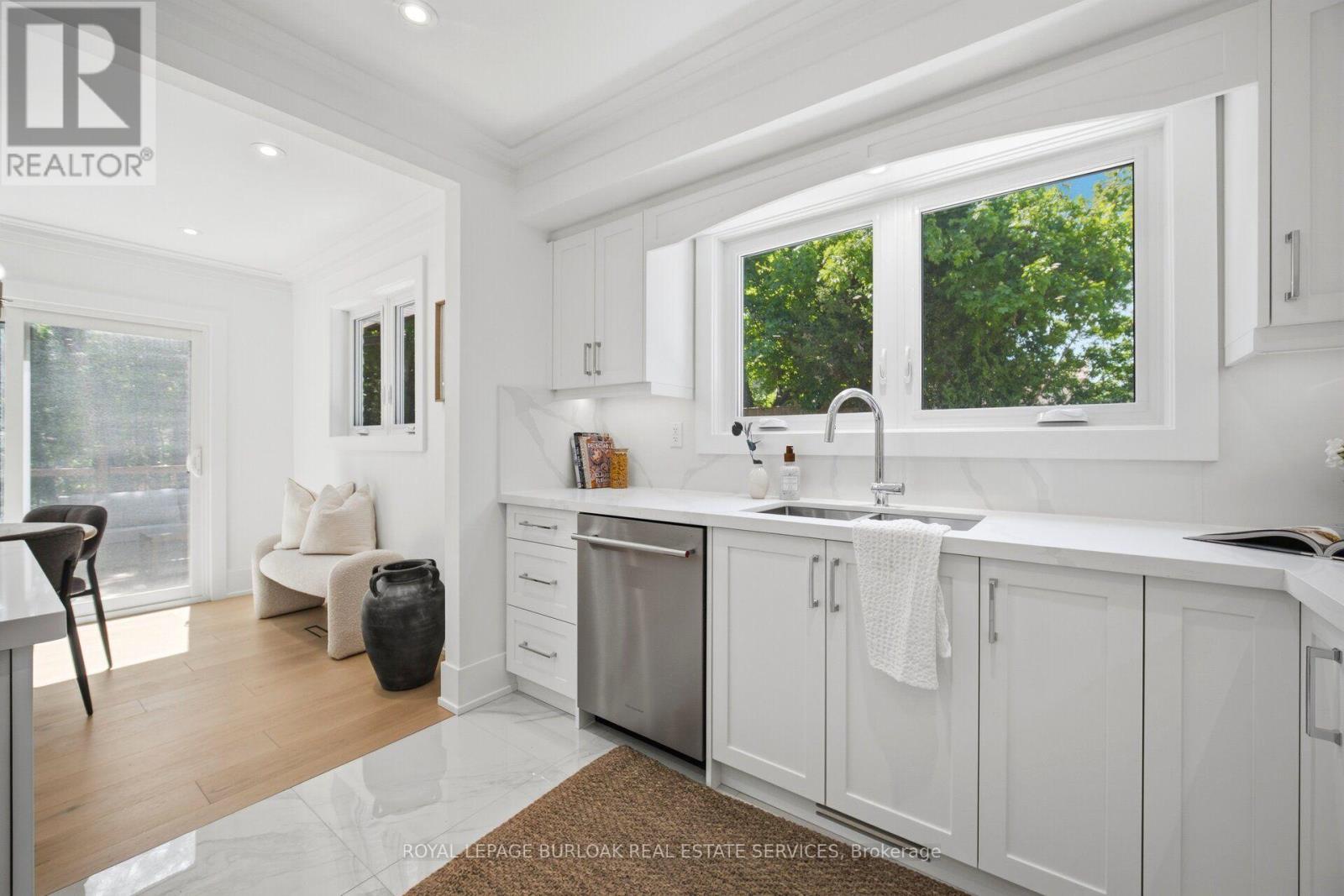 1379 Christina Court, Burlington, ON - Indoor Photo Showing Kitchen