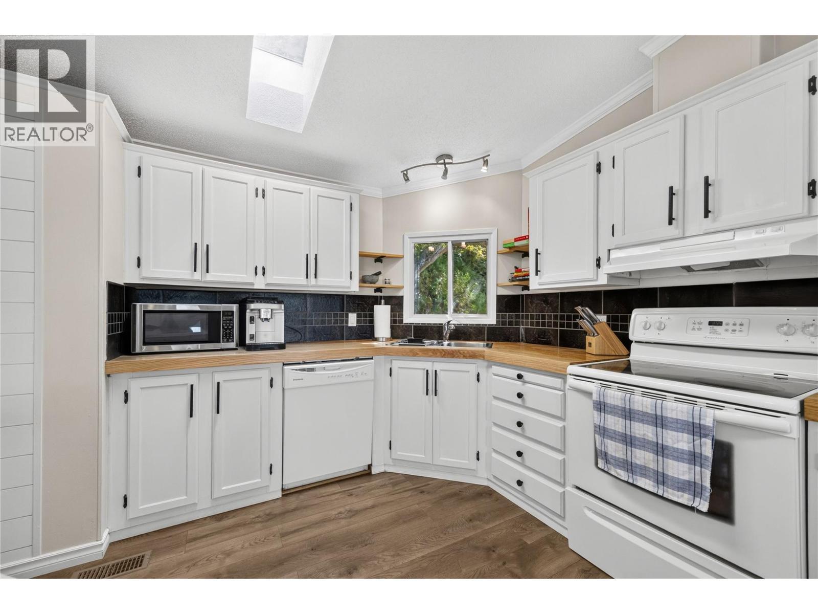 3115 Juniper Drive, Naramata, BC - Indoor Photo Showing Kitchen