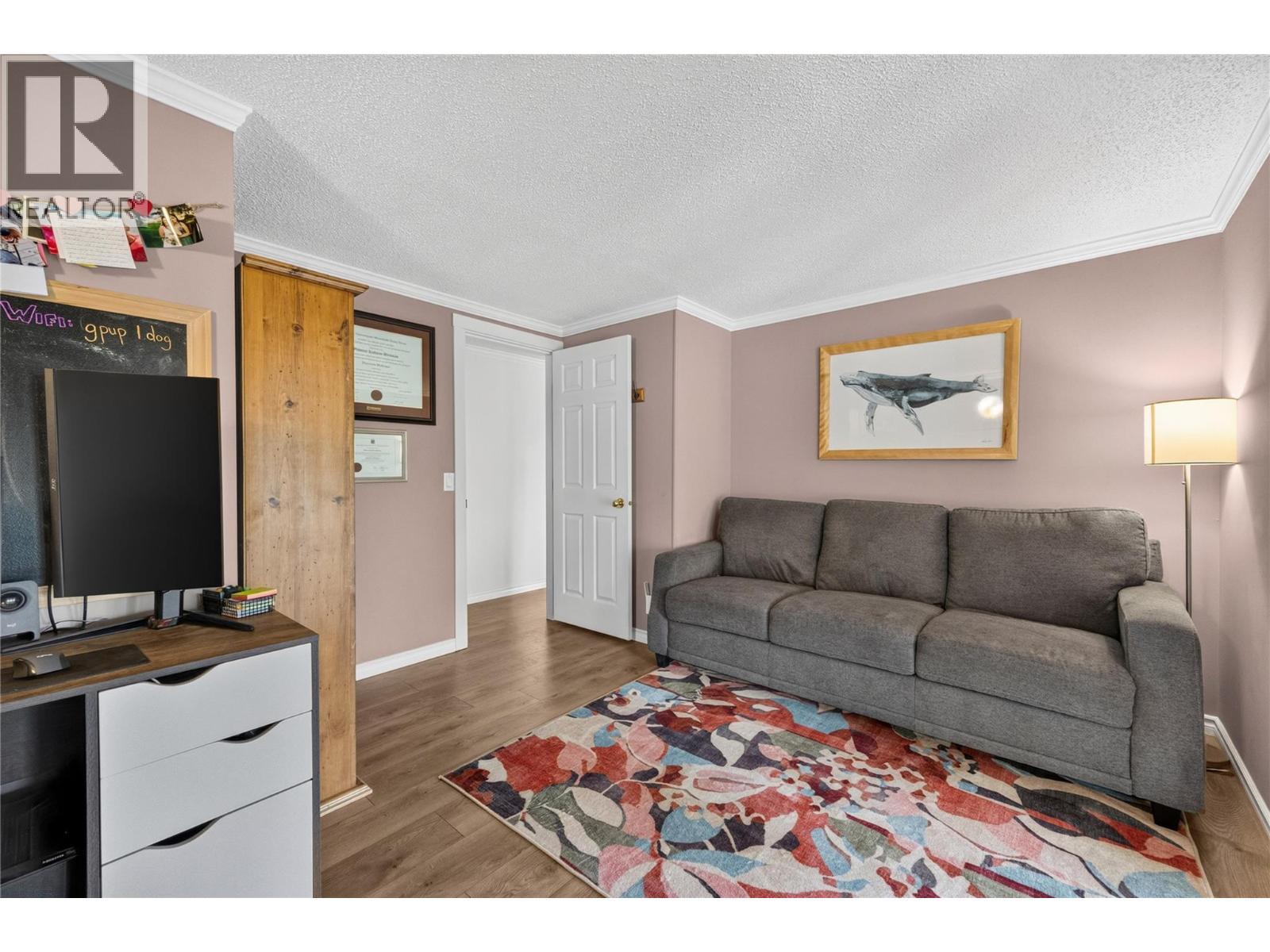 3115 Juniper Drive, Naramata, BC - Indoor Photo Showing Living Room