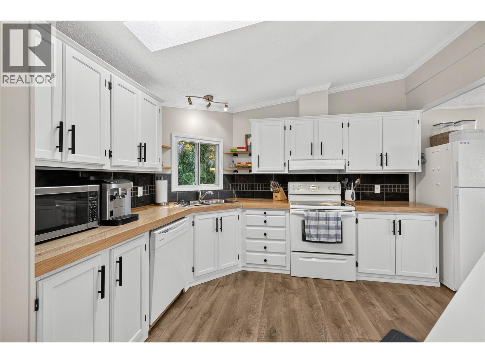3115 Juniper Drive, Naramata, BC - Indoor Photo Showing Kitchen