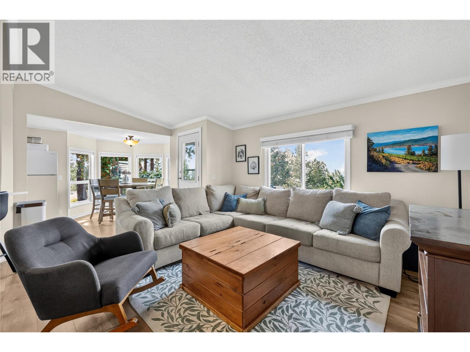3115 Juniper Drive, Naramata, BC - Indoor Photo Showing Living Room