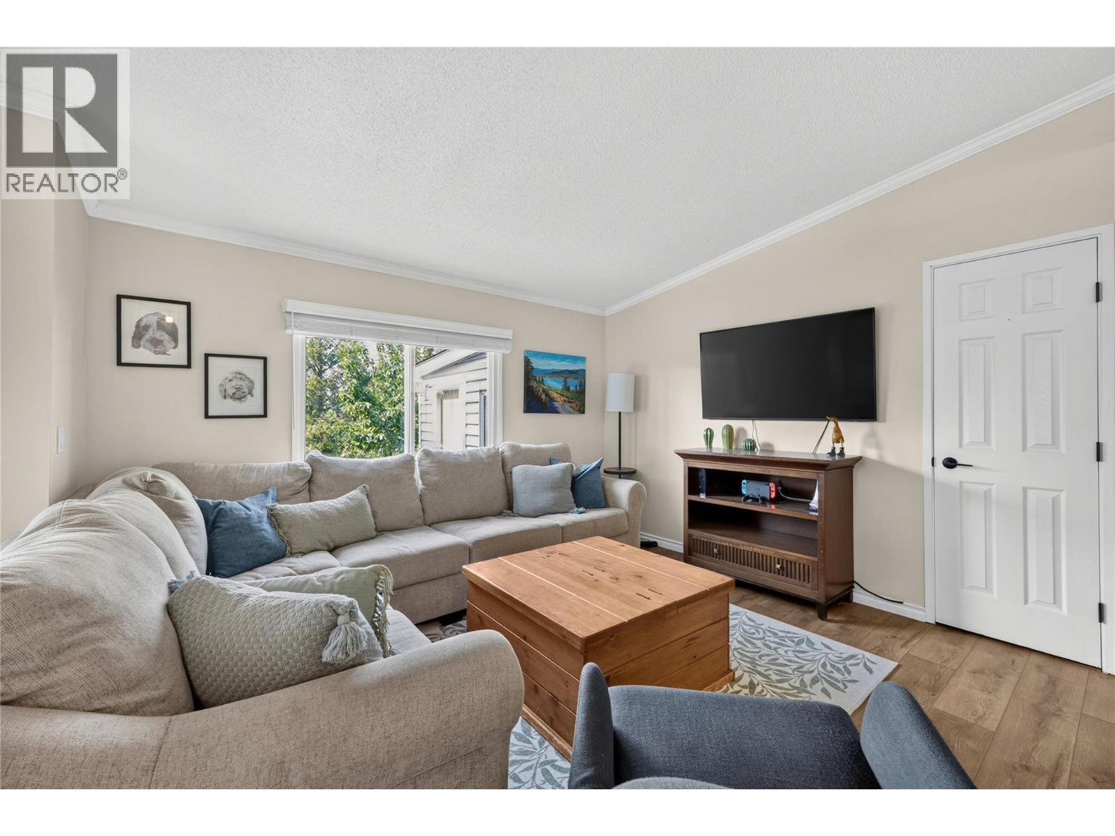 3115 Juniper Drive, Naramata, BC - Indoor Photo Showing Living Room