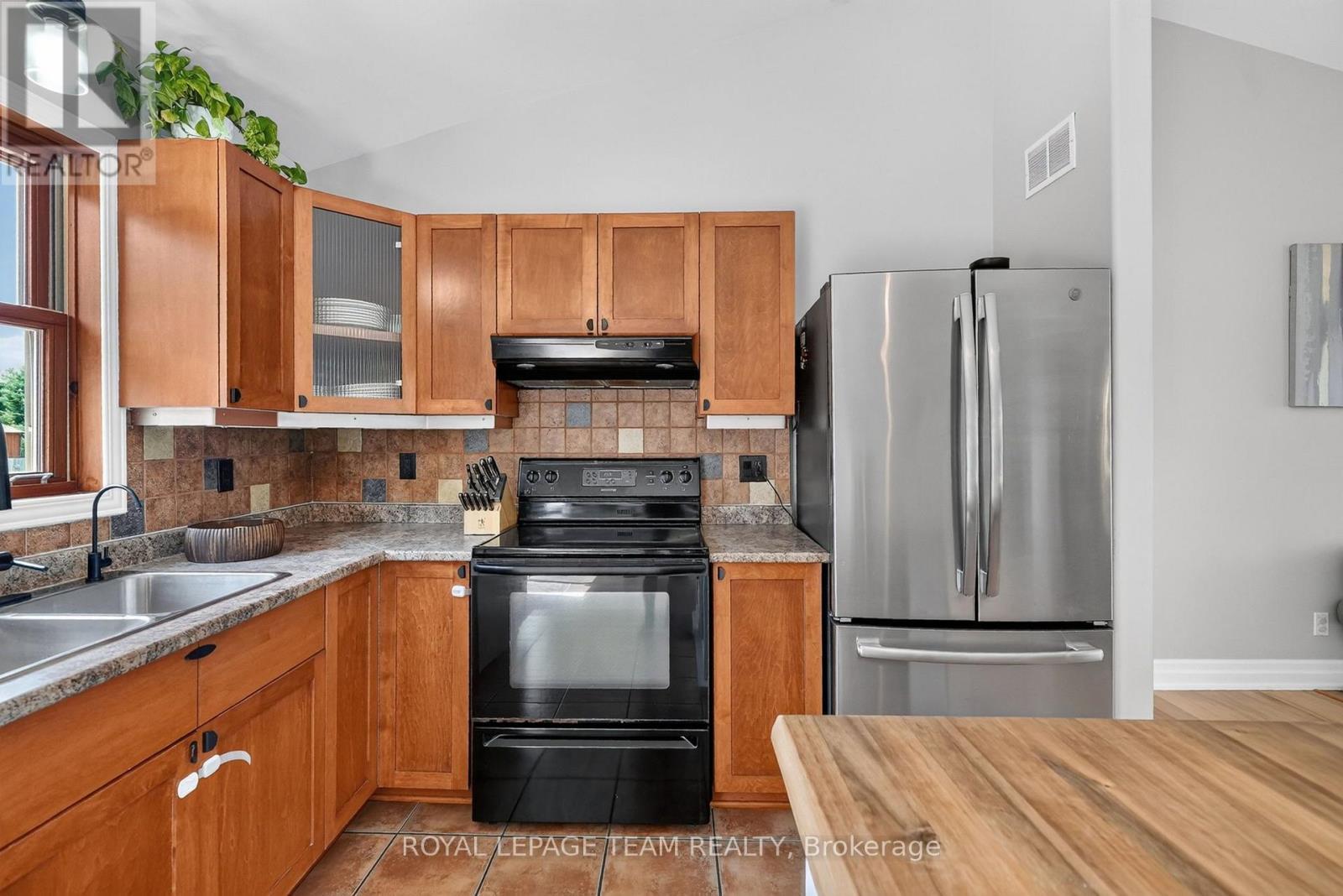 1550 Stanleyfield Crescent, Ottawa, ON - Indoor Photo Showing Kitchen With Double Sink