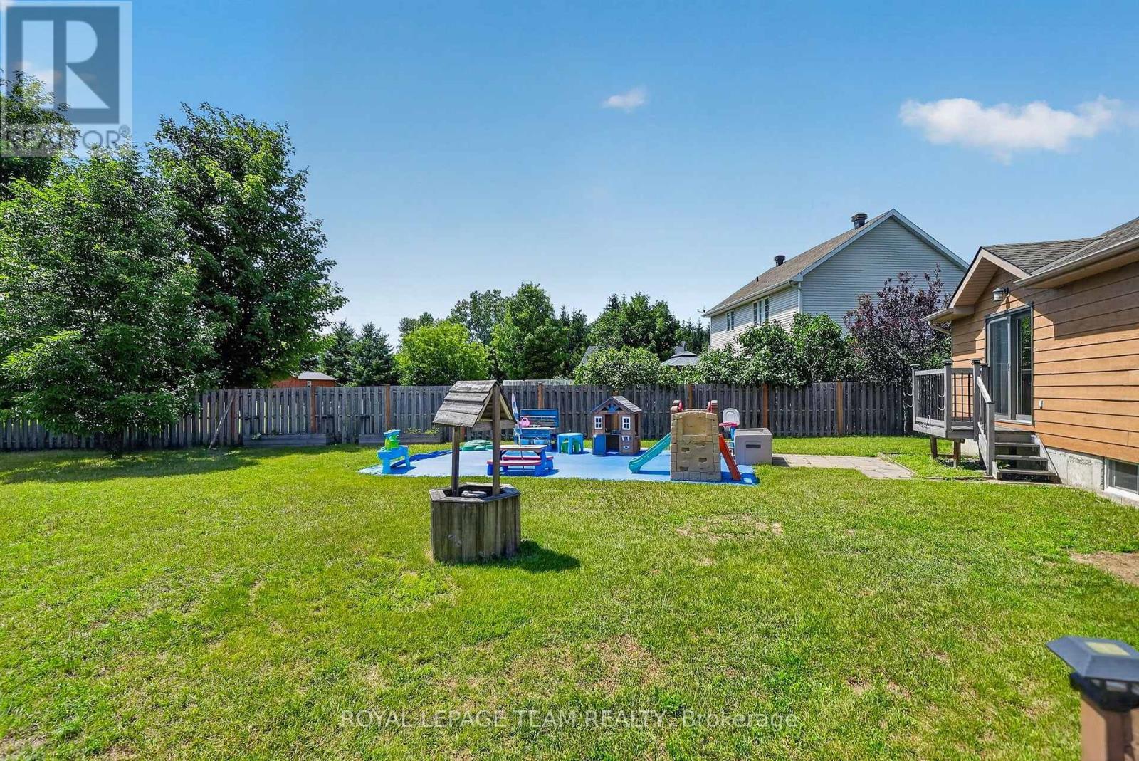 1550 Stanleyfield Crescent, Ottawa, ON - Outdoor With Backyard