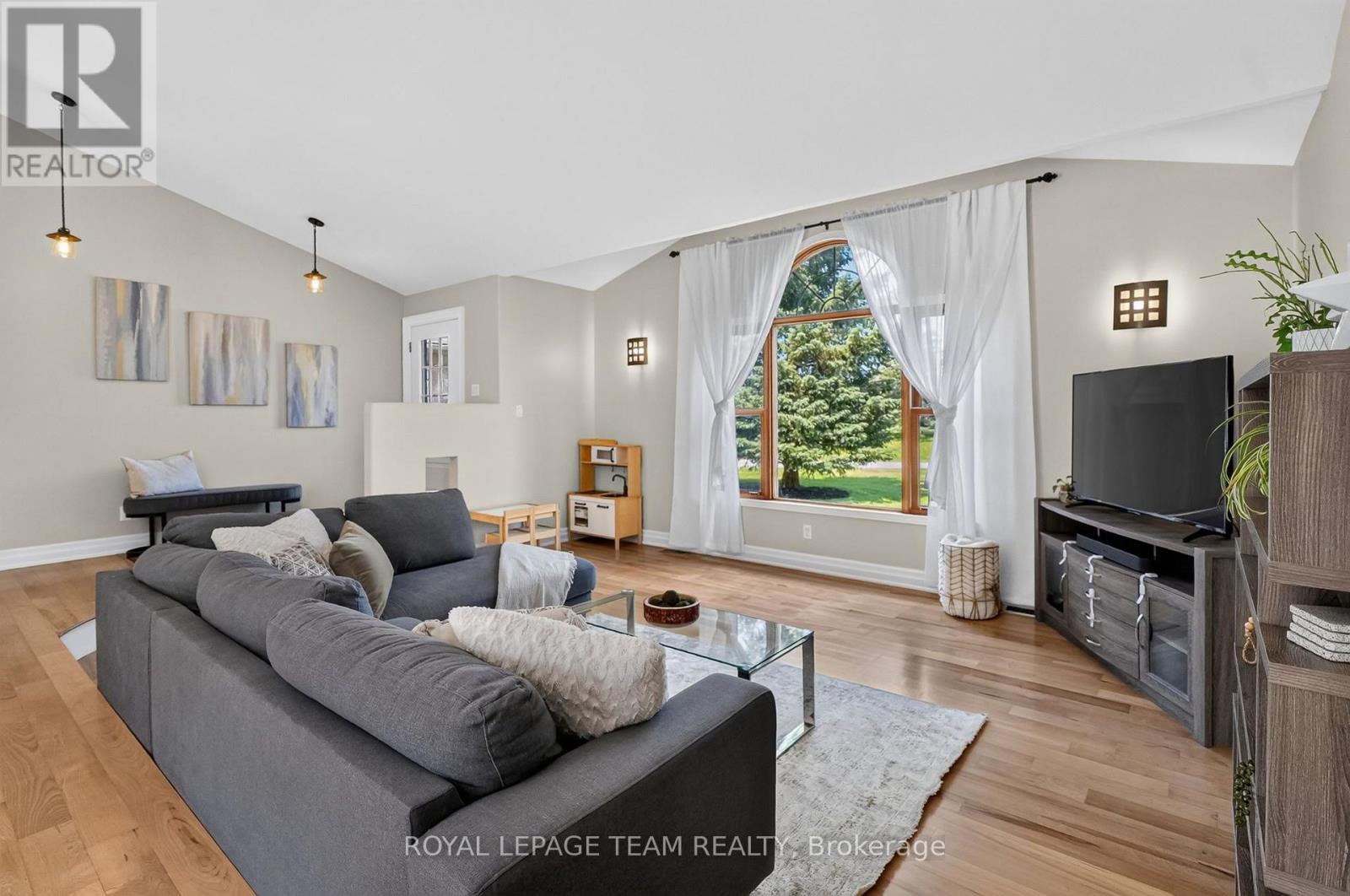1550 Stanleyfield Crescent, Ottawa, ON - Indoor Photo Showing Living Room