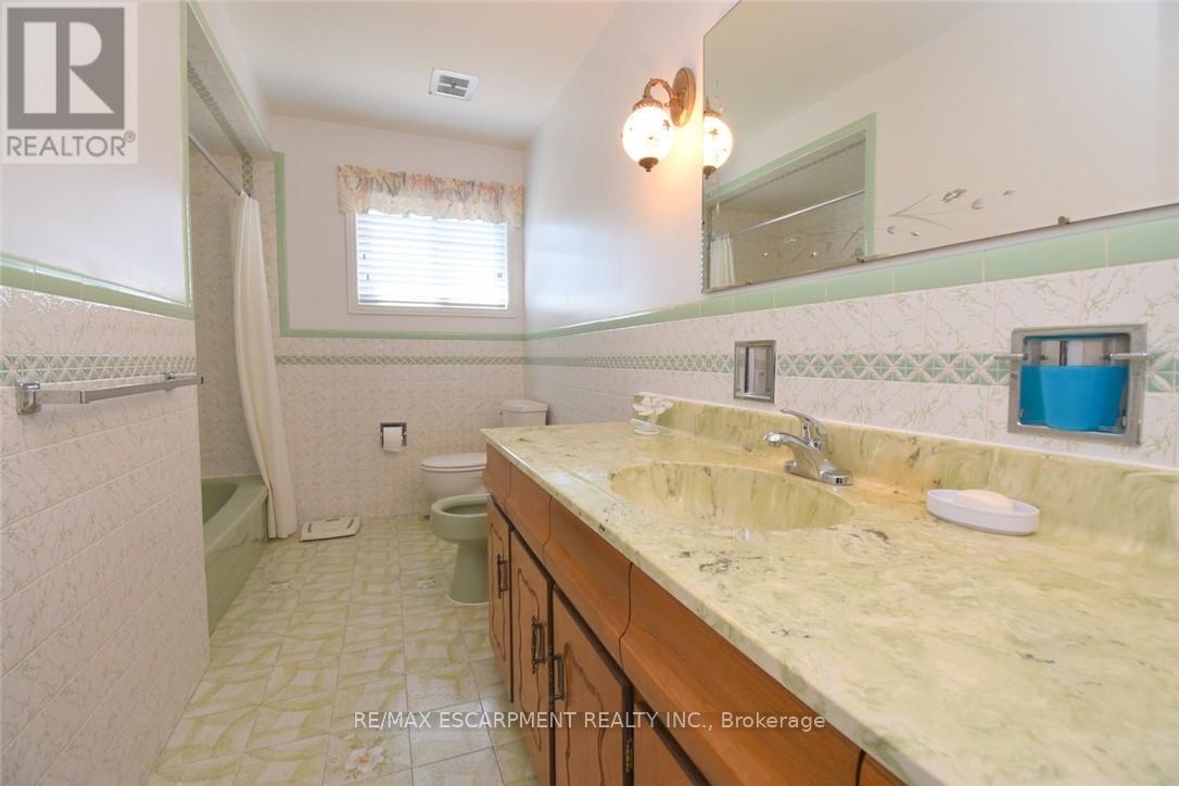 36 Abbington Drive, Hamilton, ON - Indoor Photo Showing Bathroom