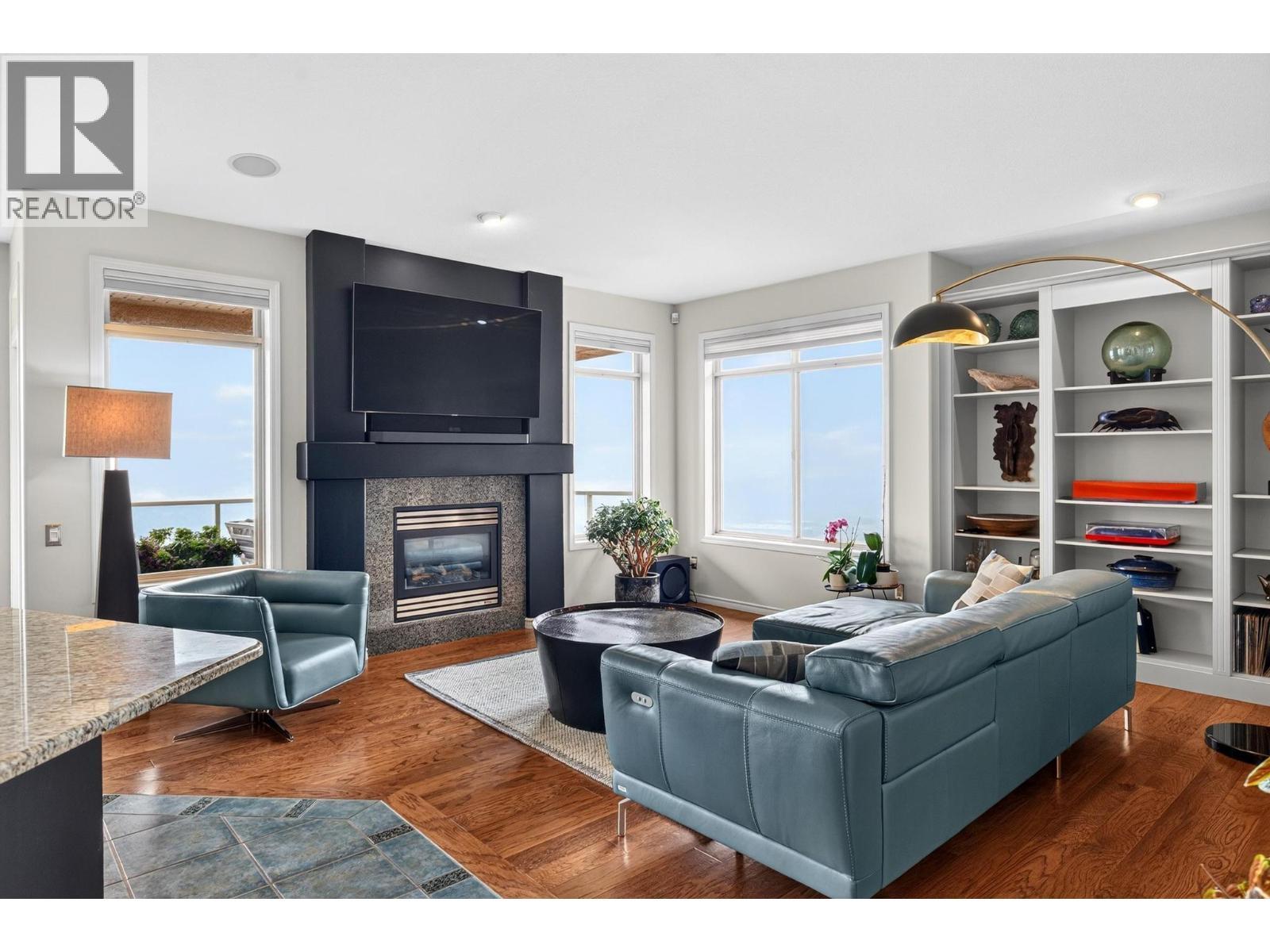 2213 Waddington Court Unit# 3, Kelowna, BC - Indoor Photo Showing Living Room With Fireplace