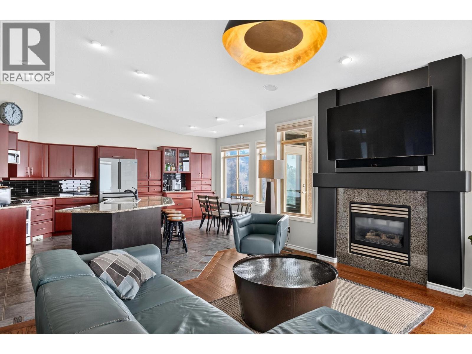2213 Waddington Court Unit# 3, Kelowna, BC - Indoor Photo Showing Living Room With Fireplace
