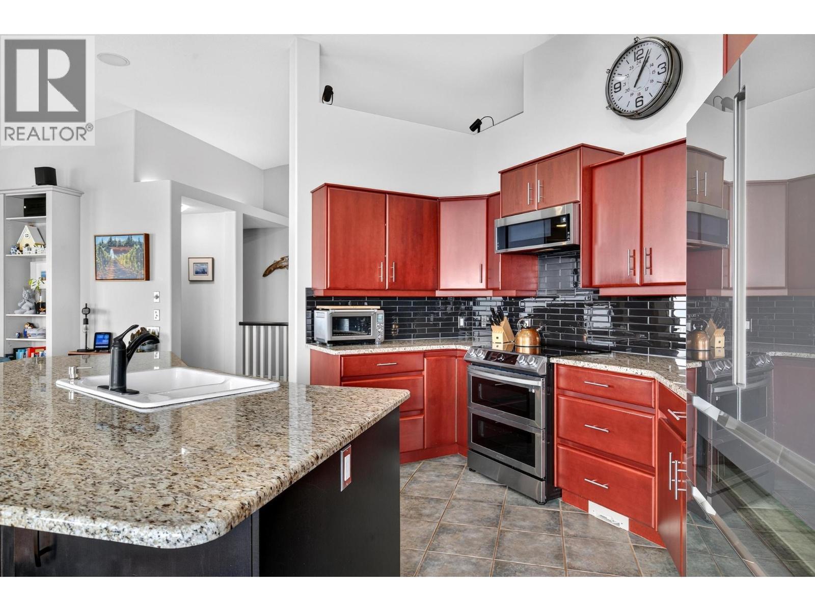 2213 Waddington Court Unit# 3, Kelowna, BC - Indoor Photo Showing Kitchen With Upgraded Kitchen