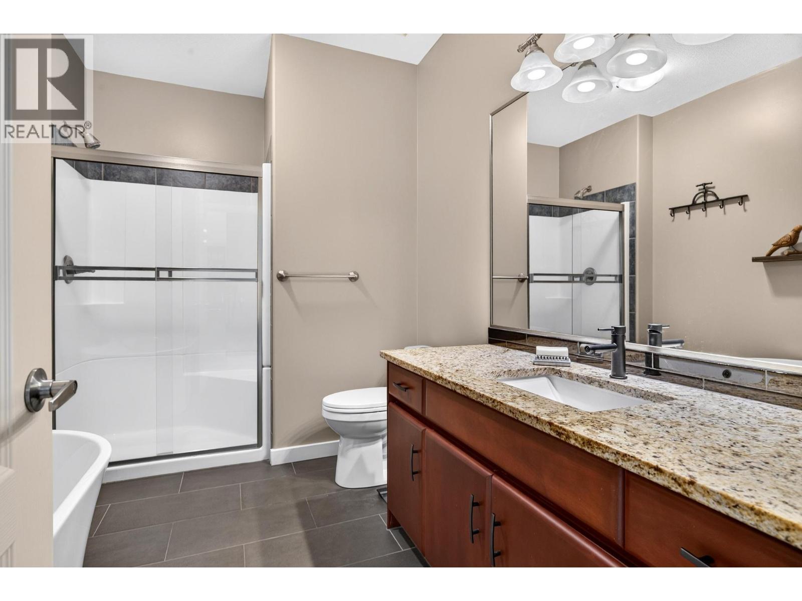 2213 Waddington Court Unit# 3, Kelowna, BC - Indoor Photo Showing Bathroom