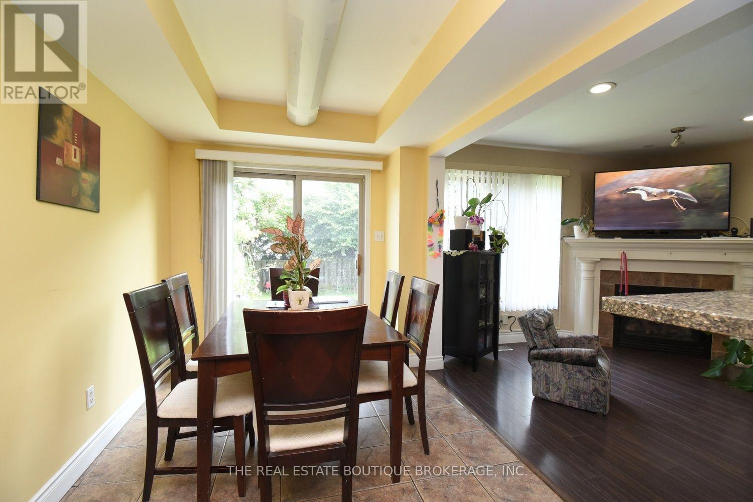 509 Southridge Drive, Hamilton, ON - Indoor Photo Showing Dining Room With Fireplace