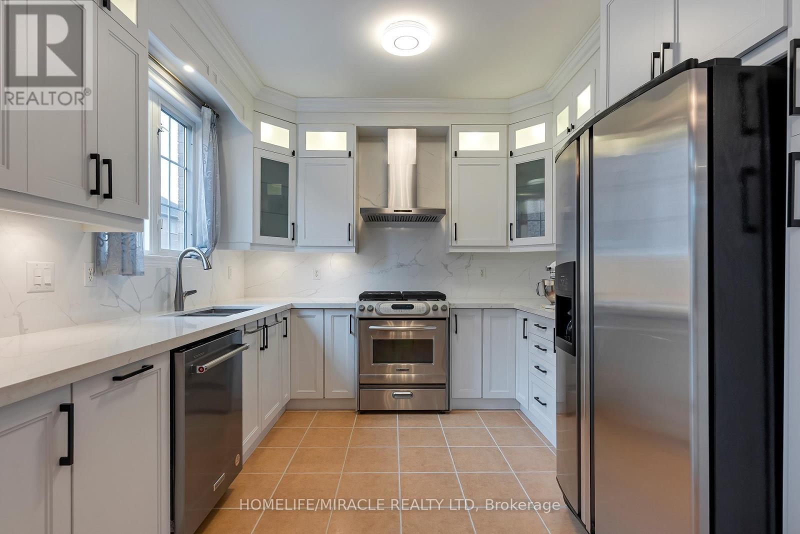 9 Peridot Road, Brampton, ON - Indoor Photo Showing Kitchen With Stainless Steel Kitchen With Double Sink With Upgraded Kitchen