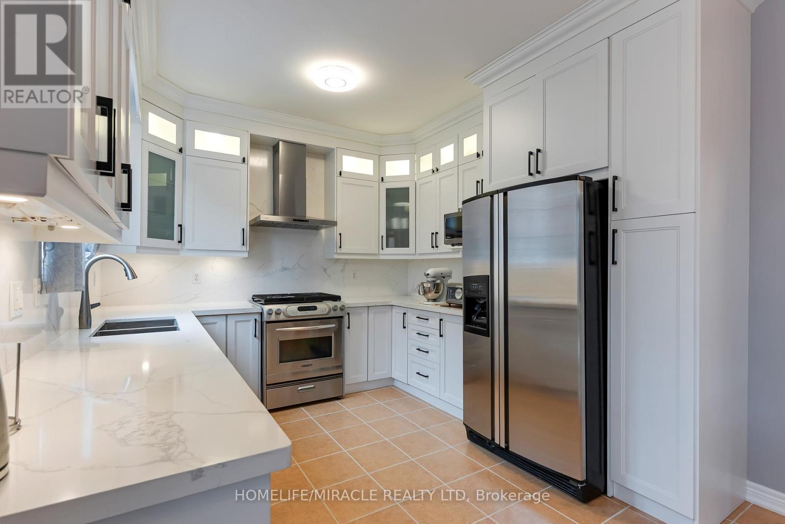9 Peridot Road, Brampton, ON - Indoor Photo Showing Kitchen With Stainless Steel Kitchen With Double Sink With Upgraded Kitchen
