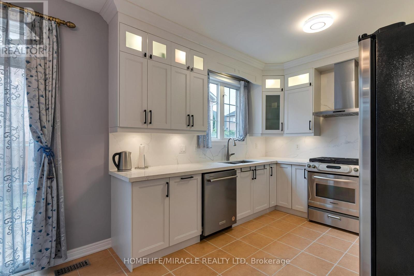 9 Peridot Road, Brampton, ON - Indoor Photo Showing Kitchen With Stainless Steel Kitchen With Upgraded Kitchen