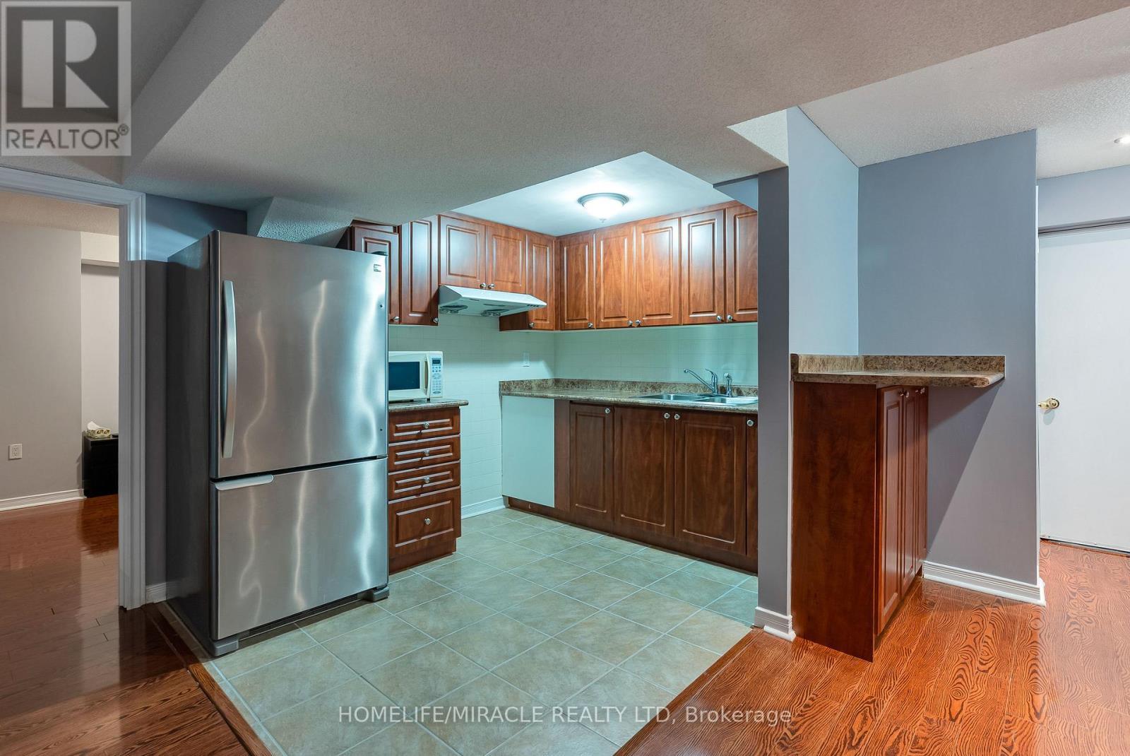 9 Peridot Road, Brampton, ON - Indoor Photo Showing Kitchen
