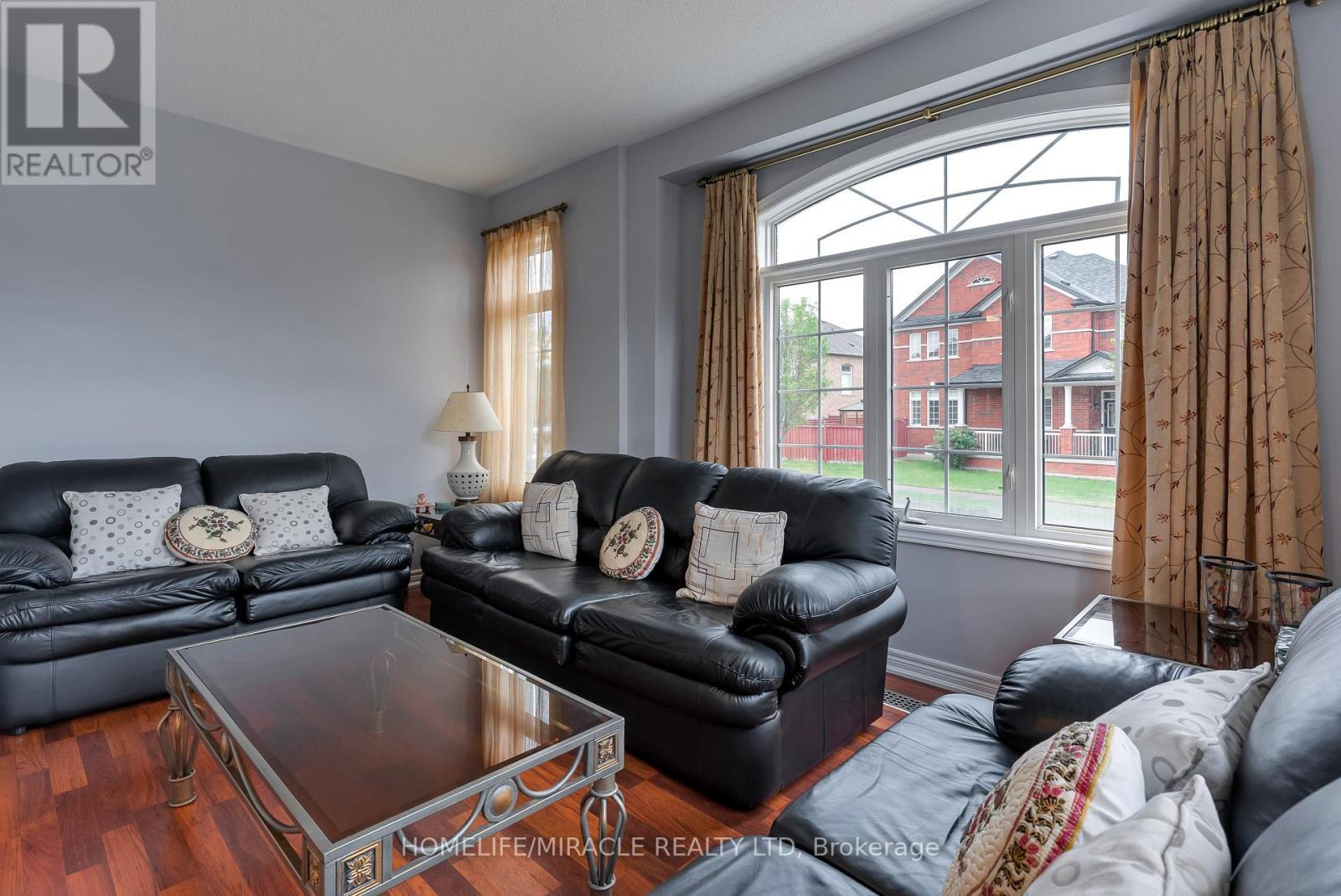 9 Peridot Road, Brampton, ON - Indoor Photo Showing Living Room