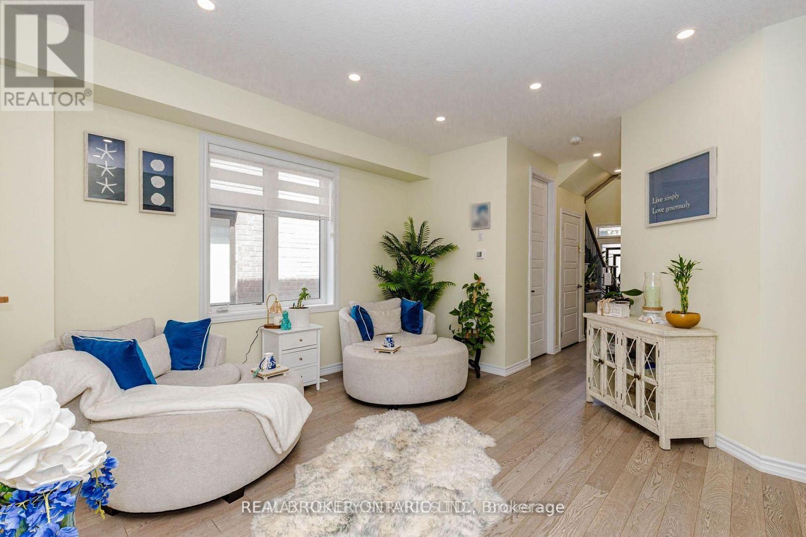 67 Malcolm Crescent, Haldimand, ON - Indoor Photo Showing Living Room