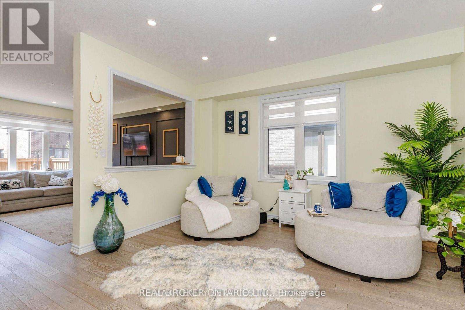67 Malcolm Crescent, Haldimand, ON - Indoor Photo Showing Living Room