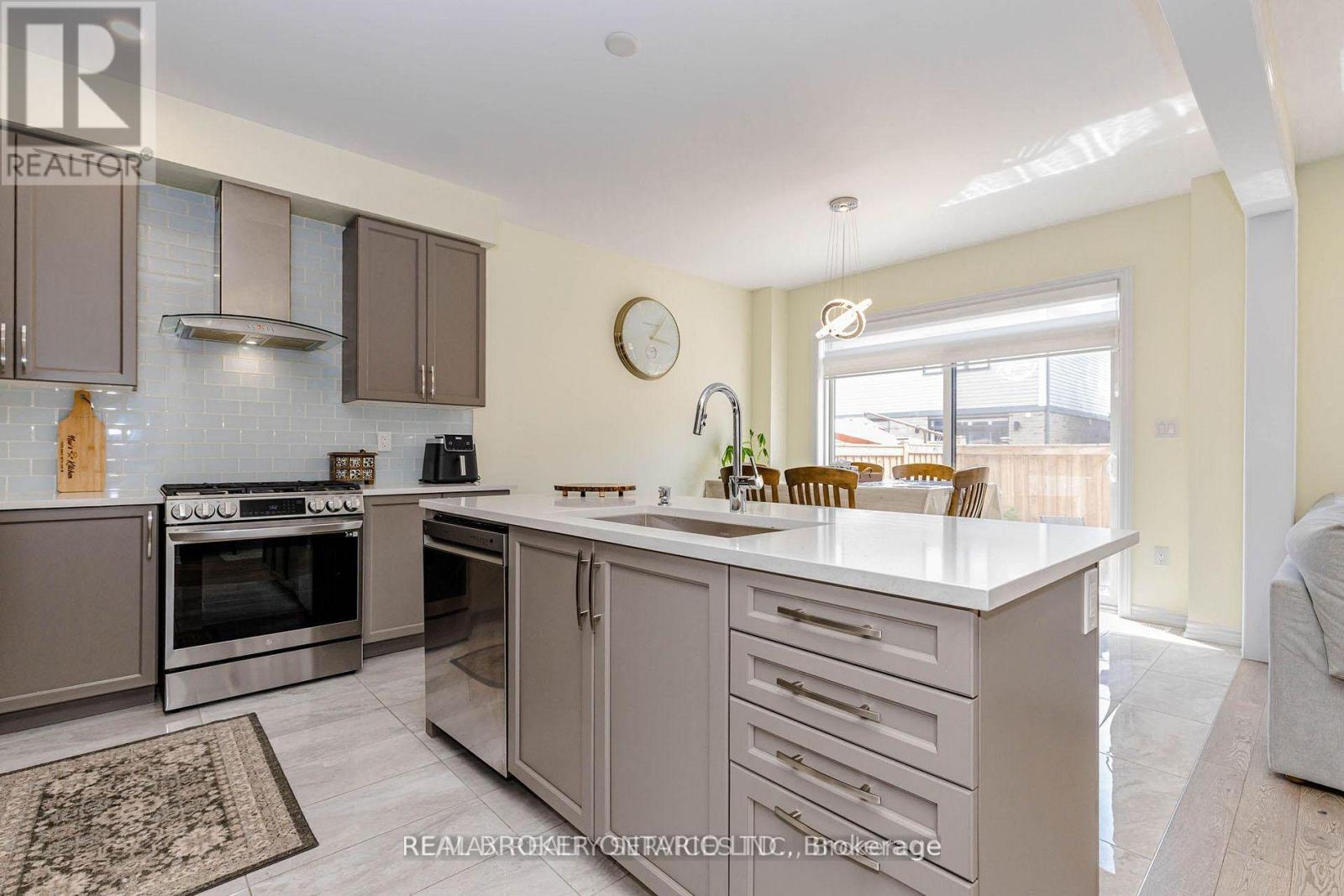 67 Malcolm Crescent, Haldimand, ON - Indoor Photo Showing Kitchen With Upgraded Kitchen
