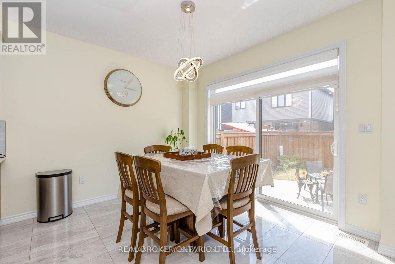 67 Malcolm Crescent, Haldimand, ON - Indoor Photo Showing Dining Room
