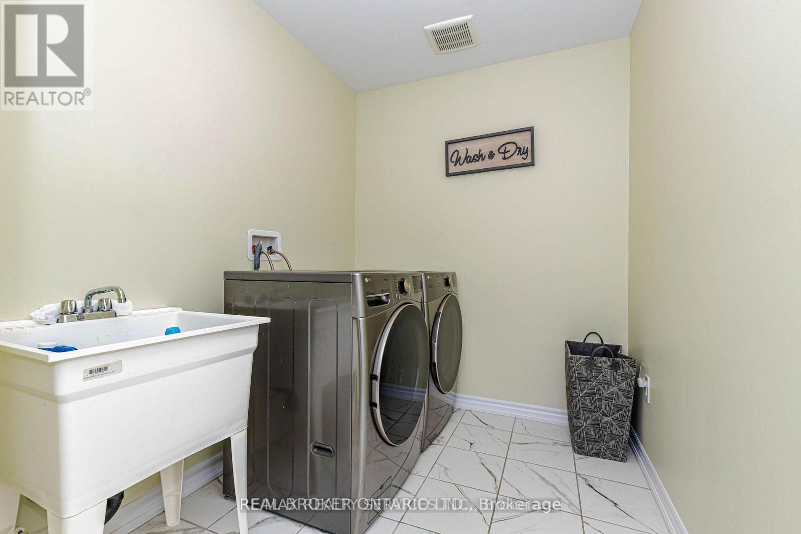 67 Malcolm Crescent, Haldimand, ON - Indoor Photo Showing Laundry Room