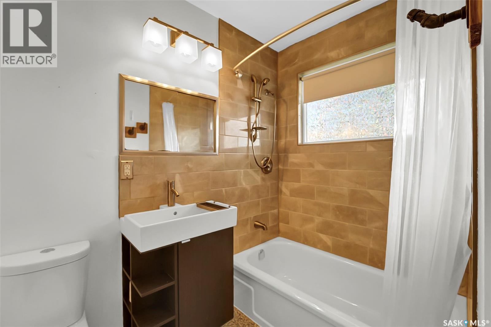 826 W Avenue N, Saskatoon, SK - Indoor Photo Showing Bathroom