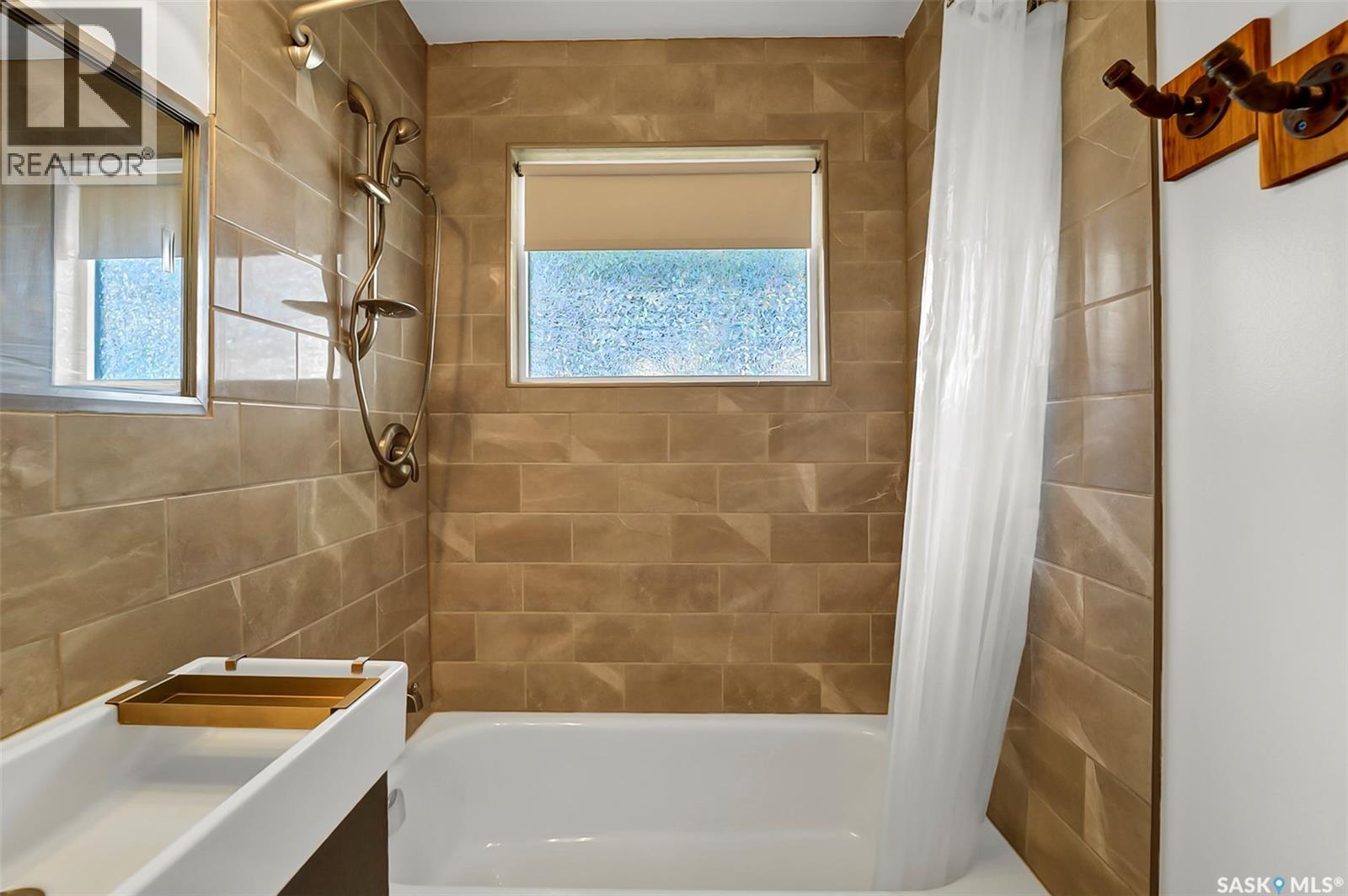 826 W Avenue N, Saskatoon, SK - Indoor Photo Showing Bathroom