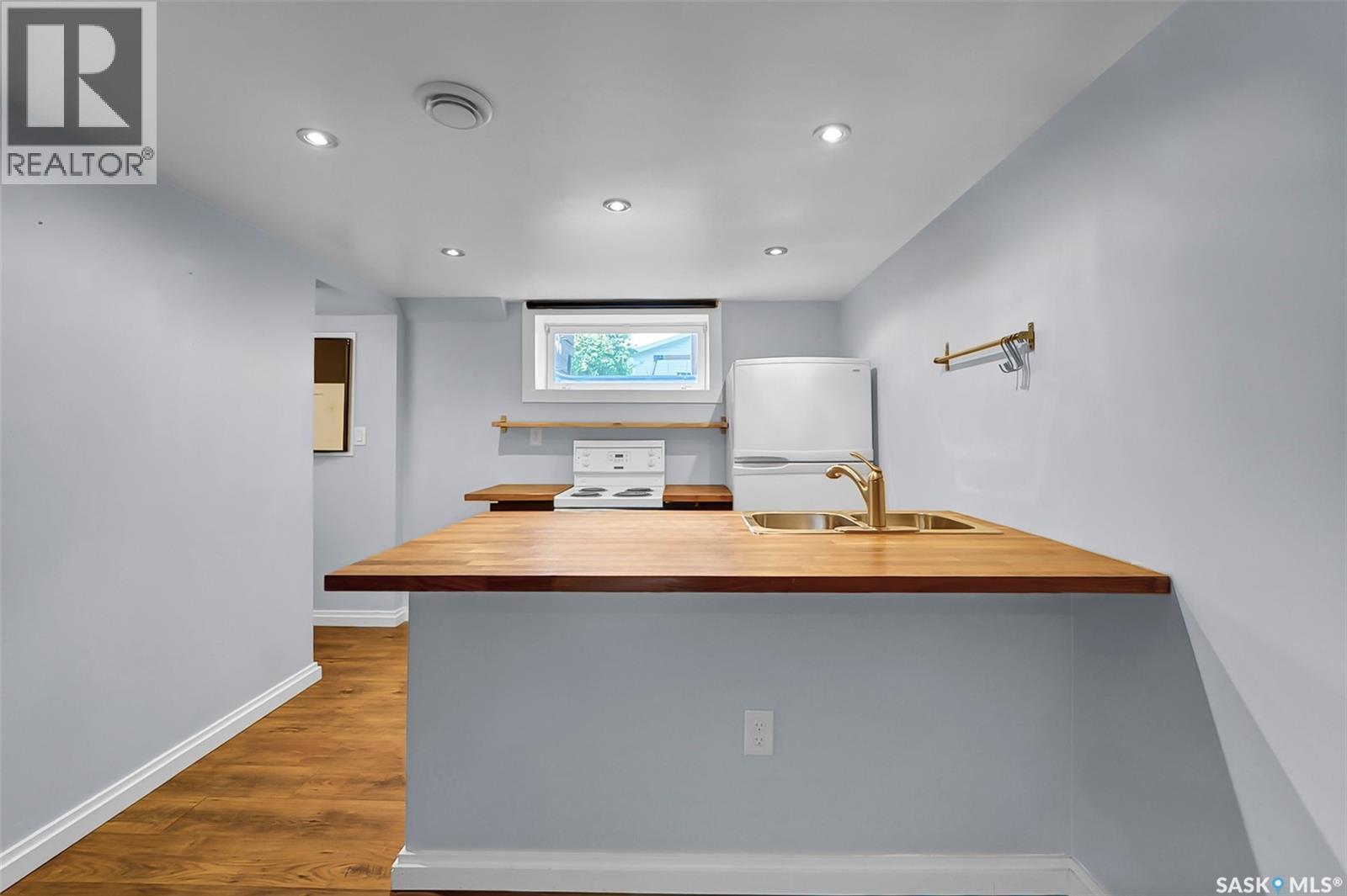 826 W Avenue N, Saskatoon, SK - Indoor Photo Showing Kitchen With Double Sink