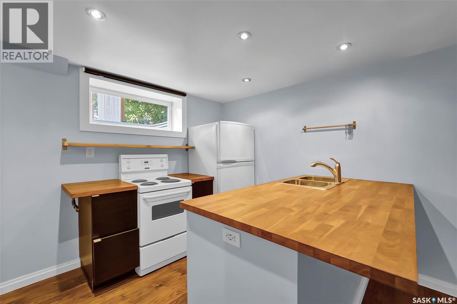 826 W Avenue N, Saskatoon, SK - Indoor Photo Showing Kitchen With Double Sink