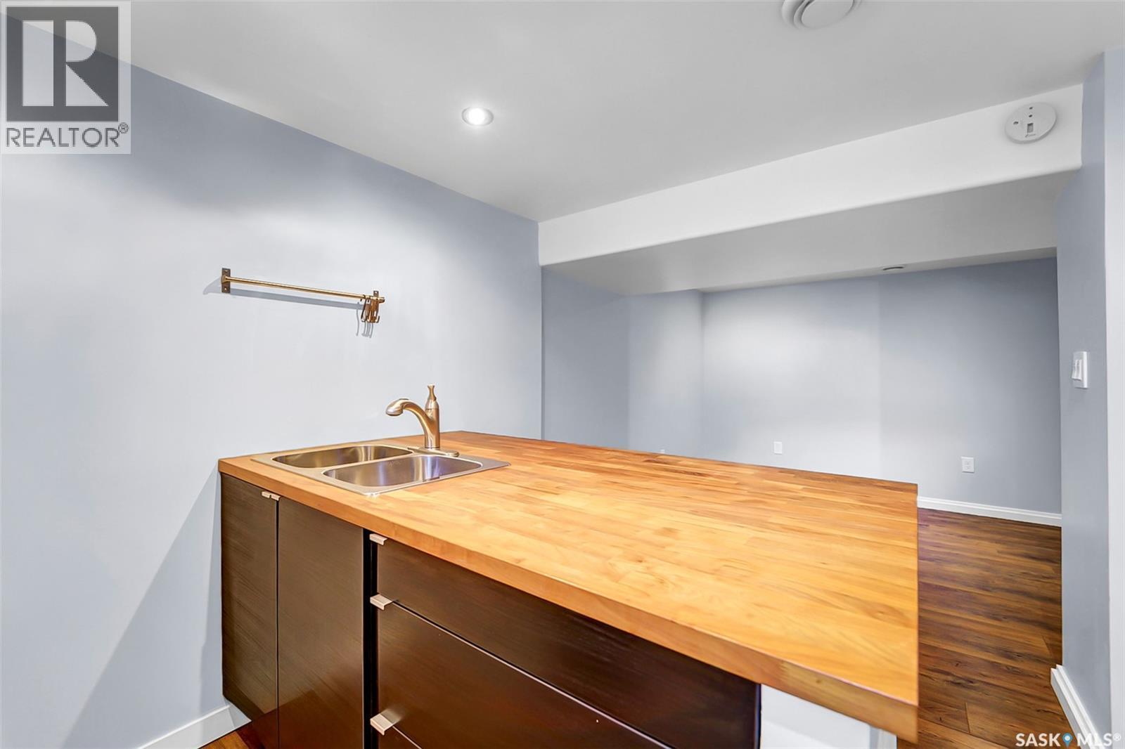 826 W Avenue N, Saskatoon, SK - Indoor