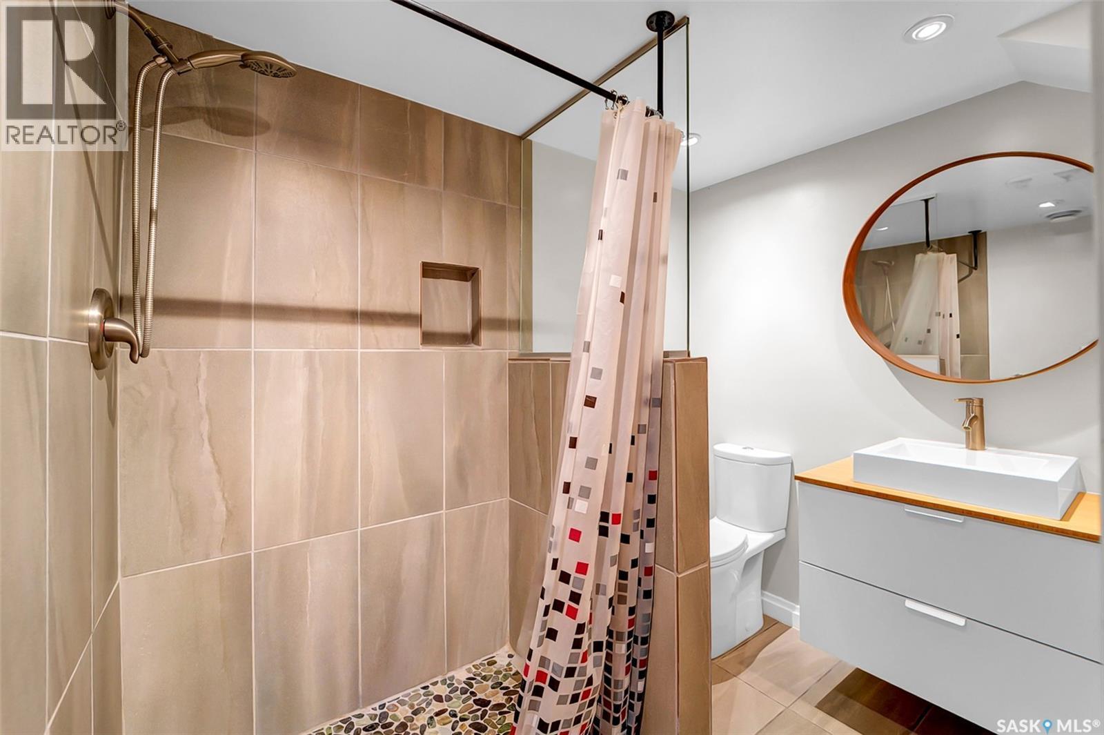 826 W Avenue N, Saskatoon, SK - Indoor Photo Showing Bathroom