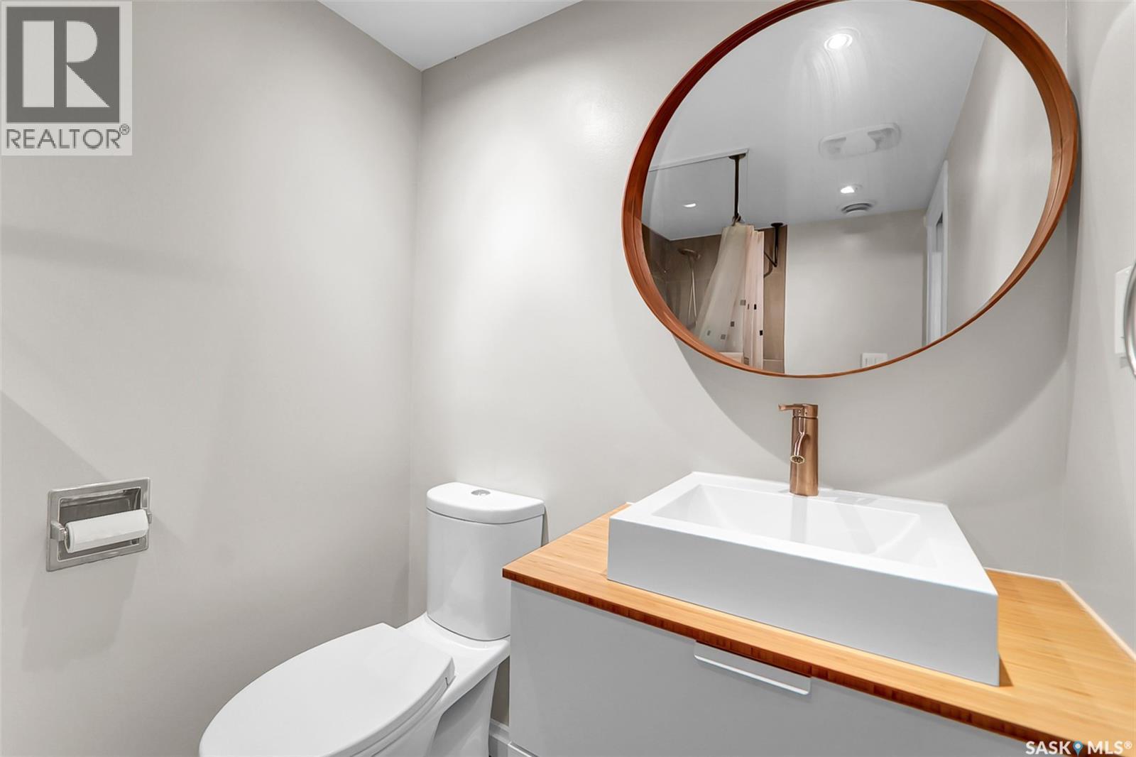 826 W Avenue N, Saskatoon, SK - Indoor Photo Showing Bathroom