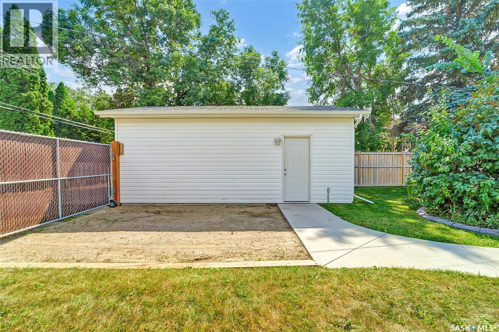 826 W Avenue N, Saskatoon, SK - Outdoor