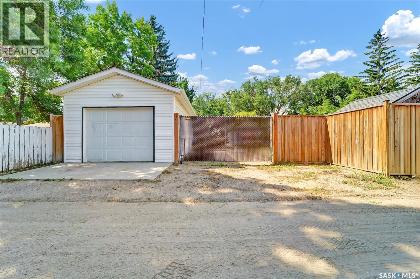826 W Avenue N, Saskatoon, SK - Outdoor