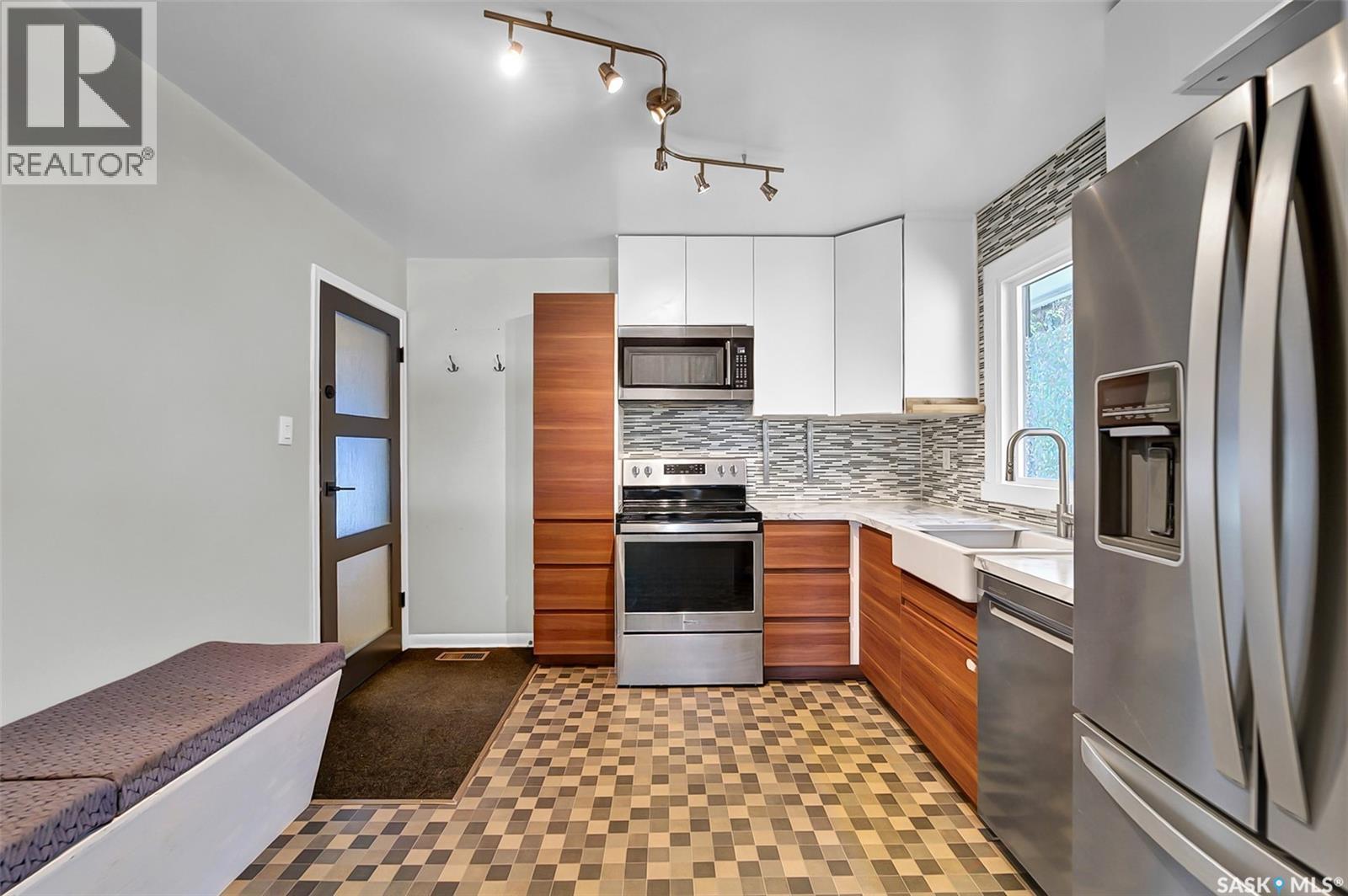 826 W Avenue N, Saskatoon, SK - Indoor Photo Showing Kitchen With Stainless Steel Kitchen With Upgraded Kitchen
