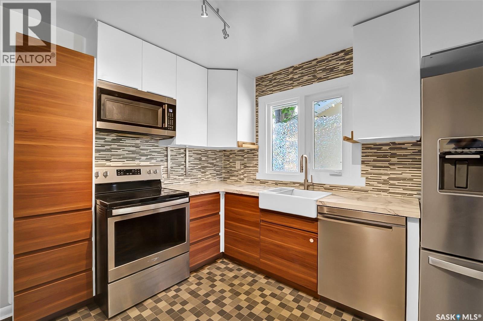 826 W Avenue N, Saskatoon, SK - Indoor Photo Showing Kitchen With Stainless Steel Kitchen With Double Sink