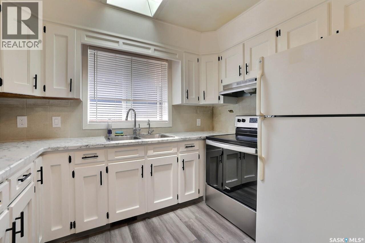 122 Edenwold Crescent, Regina, SK - Indoor Photo Showing Kitchen With Double Sink