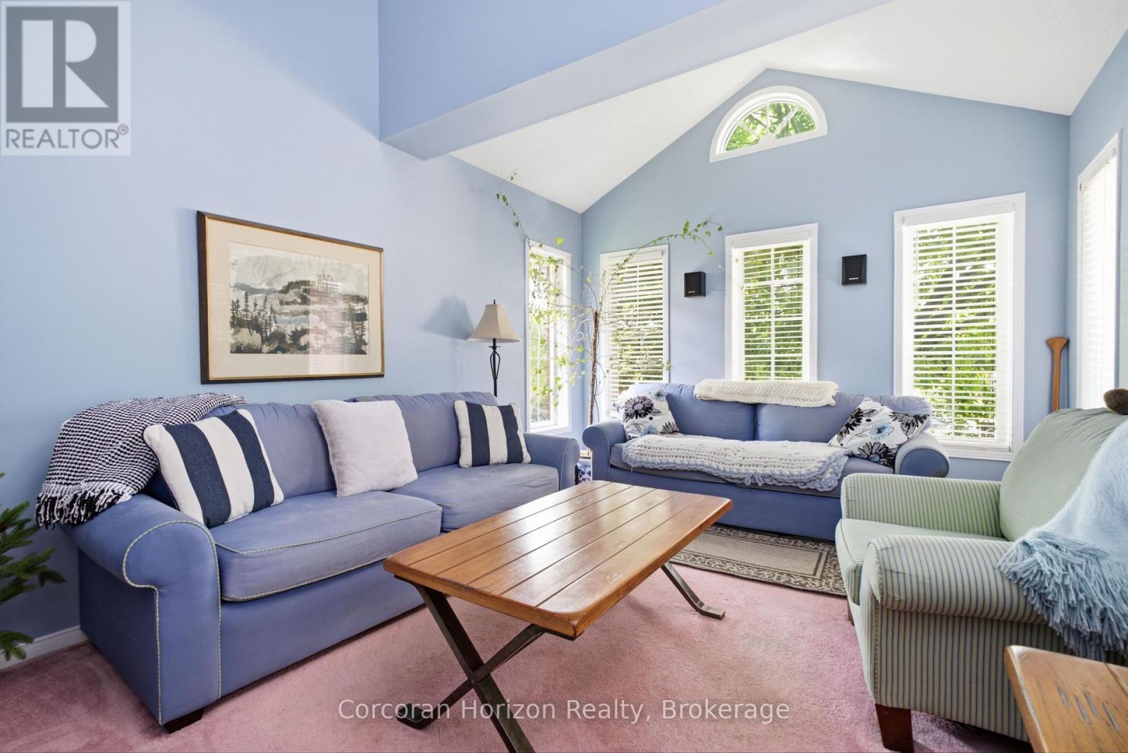 131 Huntingwood Avenue, Hamilton (Dundas), ON - Indoor Photo Showing Living Room