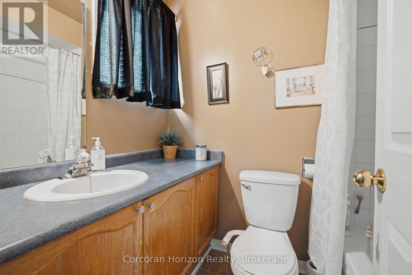 131 Huntingwood Avenue, Hamilton (Dundas), ON - Indoor Photo Showing Bathroom