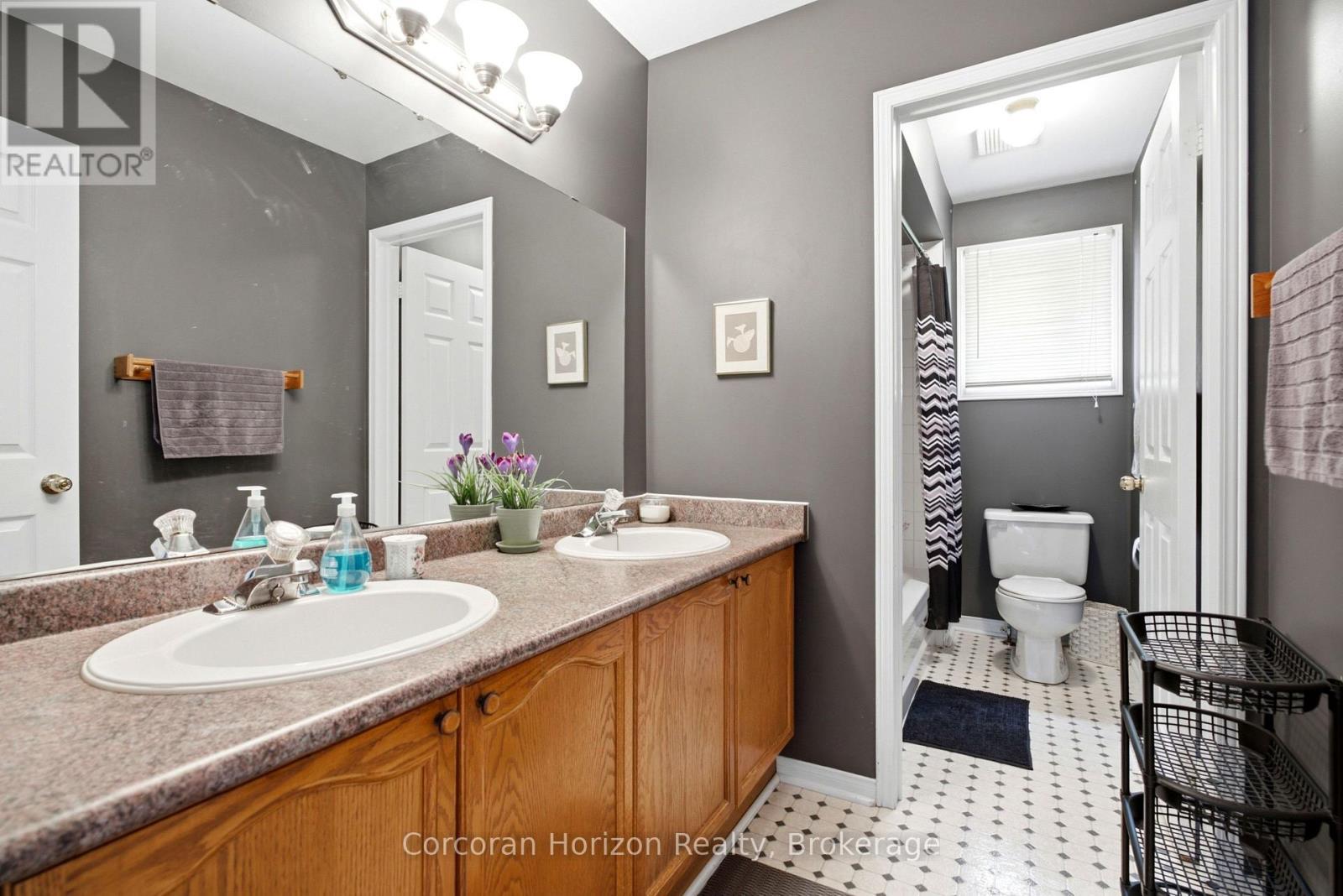 131 Huntingwood Avenue, Hamilton (Dundas), ON - Indoor Photo Showing Bathroom